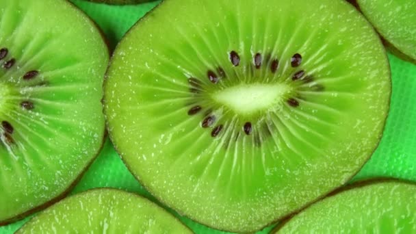 sneetje sappige verse kiwi draait in close-up op tafel - Video