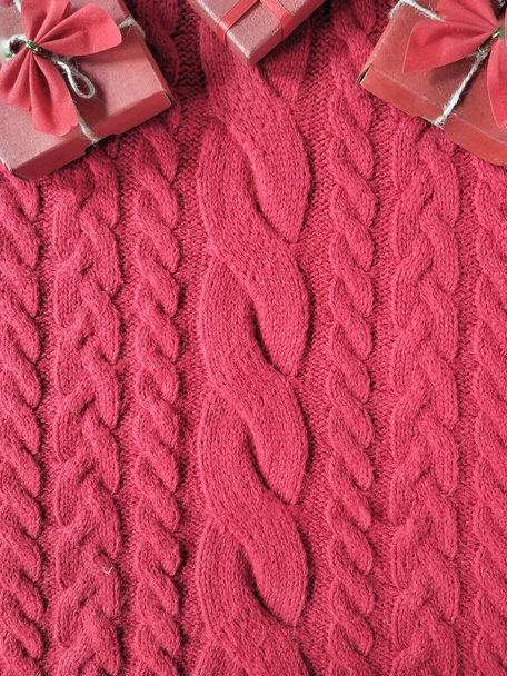 Dárkové krabice s luky na pleteném svetru v růžových barvách pro  - Fotografie, Obrázek
