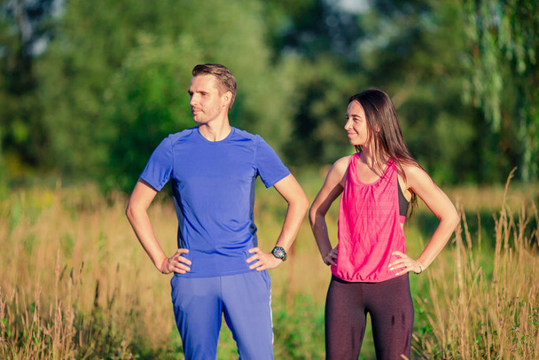 Aktives sportliches Paar läuft im Park. Gesundheit und Fitness. - Foto, Bild