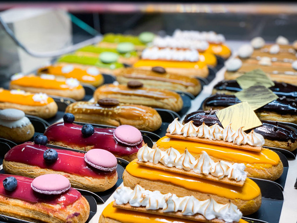 вкусные французские эклеры со свежими фруктами
 - Фото, изображение