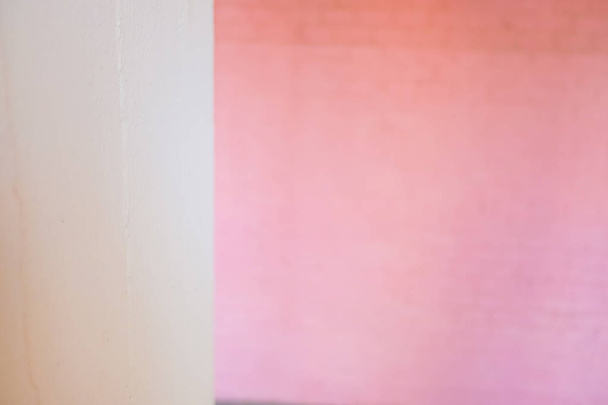 Sfondo di un muro di mattoni ondulato con toni rosa tenui
. - Foto, immagini