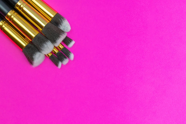 Make brush powder. Drawing cosmetic products isolated on pink ba - Valokuva, kuva