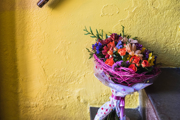 Ramo de flores dotado en el Día de San Valentín apoyado en una r
 - Foto, imagen