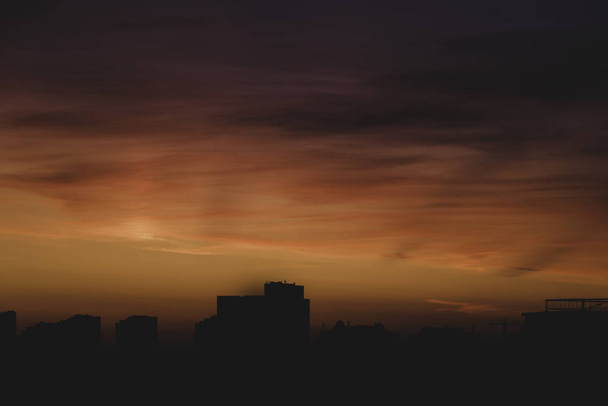 Wschód słońca nad miastem z zachmurzonym niebem, natura - Zdjęcie, obraz