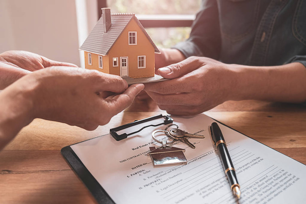 Modelo da casa com agente e cliente discutindo por contrato para comprar, obter seguro ou empréstimo imobiliário ou imóvel. - Foto, Imagem