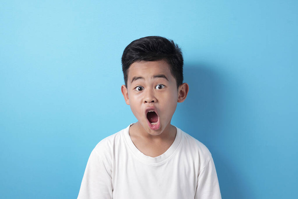 Asian boy shocked surprised looking at camera with big eyes and open mouth - Foto, Imagen