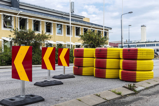 Verkehrszeichen und Reifen in malmö, schweden  - Foto, Bild