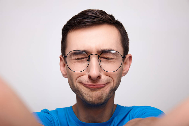Close-up, a sad guy with glasses. - Фото, зображення