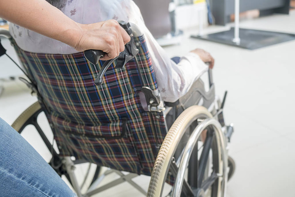 Senior vrouw op rolstoel in het ziekenhuis. - Foto, afbeelding