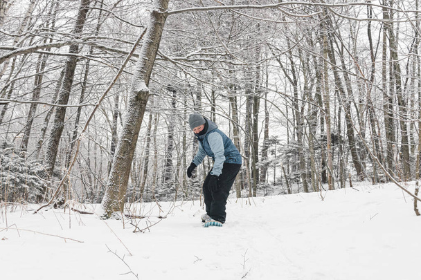 Pessoa montando snowskate board em uma trilha de inverno
 - Foto, Imagem
