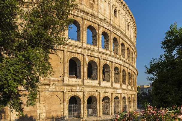Antiguo anfiteatro en el centro de Roma conocido como Coliseo o Coliseo al amanecer, Italia
 - Foto, imagen