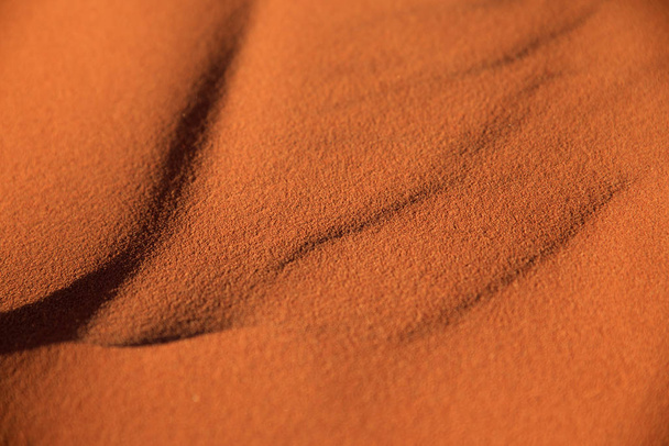 Közelkép a vörös és narancs homokdűne a Wadi Rum sivatagi nemzeti park Jordániában - Fotó, kép
