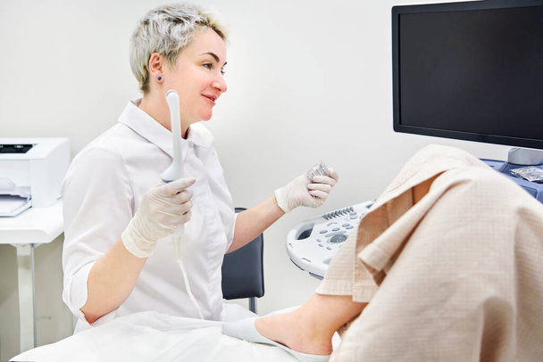 Gynekolog provádějící ultrazvukové vyšetření na moderní klinice - Fotografie, Obrázek