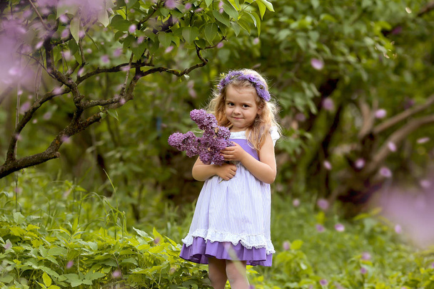 petite fille en robe blanche se promène dans le jardin botanique de printemps
 - Photo, image