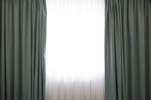 fermé beau rideau dans la lumière du jour concept de maison de chambre confortable
 - Photo, image