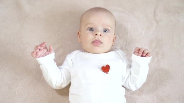 Aranyos újszülött fiú portréja - Felvétel, videó