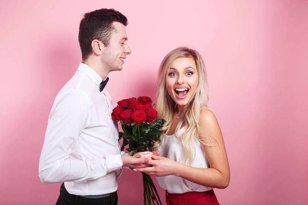 Cheerful handsome man proposing to his girlfriend - Foto, imagen