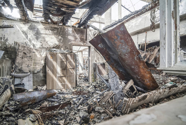 romok tűz által egy ipari komplexumban  - Fotó, kép