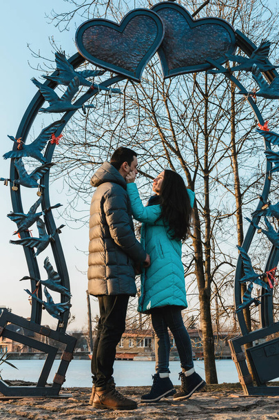 Jeune beau couple amoureux marchant dans le parc de la ville près du lac le jour de la Saint-Valentin
. - Photo, image