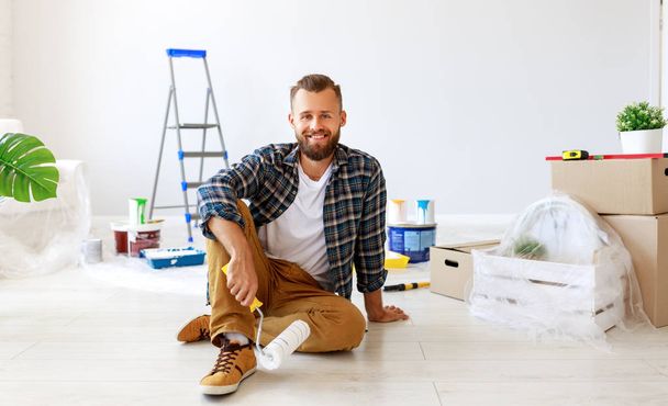 Opravy v bytě. Šťastný muž barvy stěny - Fotografie, Obrázek