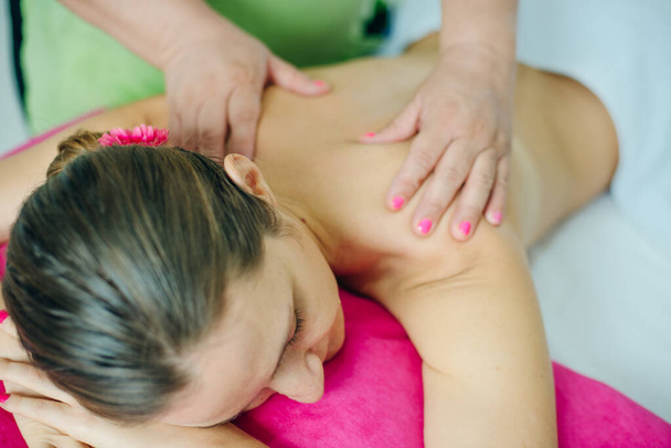 donna massaggiatore fare ragazza massaggio in spa salone primo piano - Foto, immagini