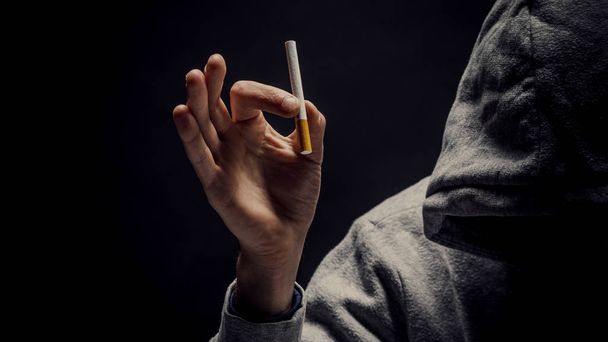 Un drogadicto hace un cigarrillo con marihuana. El concepto de d
 - Foto, imagen