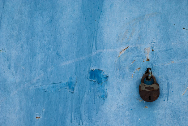 blue metal wall and padlock - Valokuva, kuva