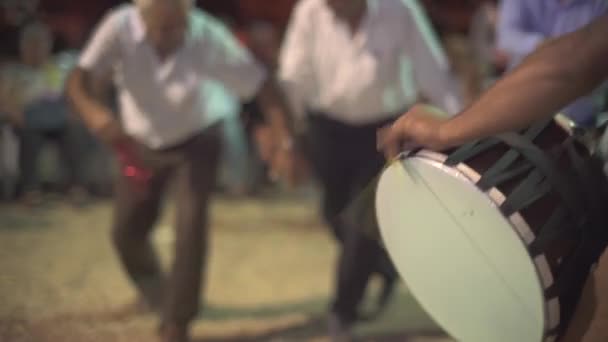 Royalty-free ανώνυμη εθνική μουσική. Παραδοσιακός χορός halay με duduk. Λαογραφία της Μέσης Ανατολής. Αυτό παίζεται κατά τη διάρκεια του γάμου στο zurna και davul. Drum είναι κρουστά μουσικά όργανα. Shalwar τοπικό τουρκικό χωριό λαϊκό shawm έθνικ 4k. - Πλάνα, βίντεο