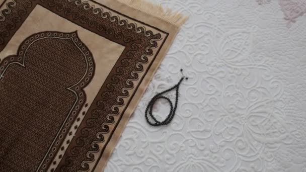 alfombras de oración colocadas en la alfombra, y alfombras de oración islámica
, - Metraje, vídeo