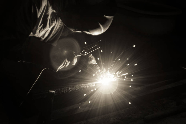 soldador haciendo trabajo de metal en la noche, frente y fondo borrosa w
 - Foto, Imagen