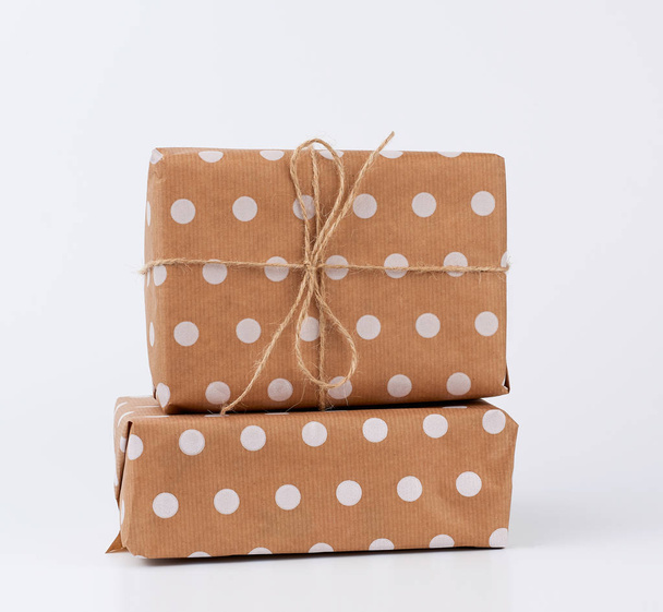 pila de regalos en cajas envueltas en papel kraft marrón y atadas wi
 - Foto, imagen