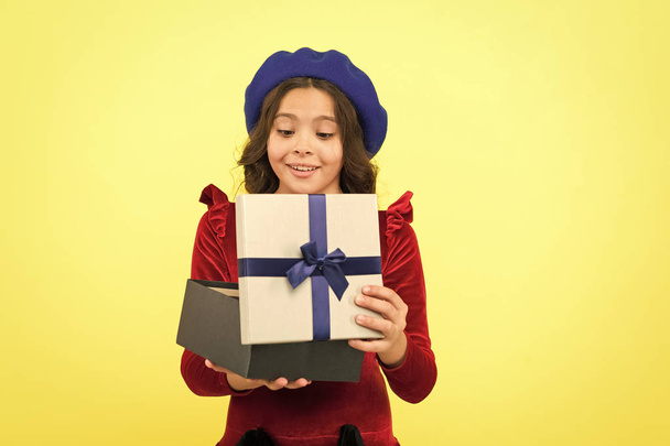 Shopping time. autumn fashion. school fall season. cheerful small girl with present box. small kid hold holiday gift. happy birthday. boxing day. parisian girl in french beret go shopping - Foto, Imagem