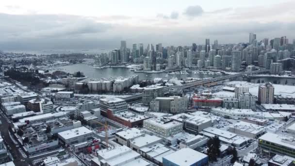 Vancouver çatıları karla kaplı, şehir merkezi ve gemi uzakta bekliyor. - Video, Çekim