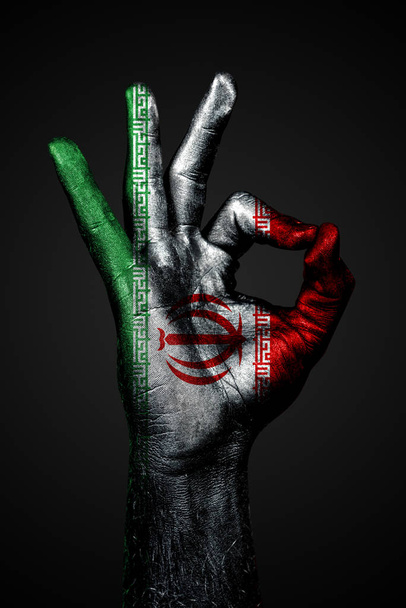 Una mano con una bandiera iraniana disegnata mostra un segno OK, un simbolo di successo
 - Foto, immagini