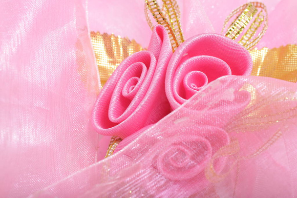 Rosa artificiale bouquet rosa con copyspace per il testo
 - Foto, immagini