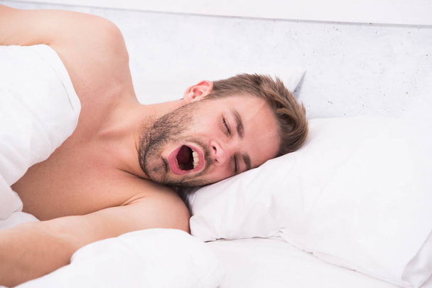Nukkumassa ja hereillä. seksikäs mies nukkuu sängyssä. Hyvää huomenta. Kauniita unia miesten terveys ja poikamiehen elämäntapa. Mies nukahti nopeasti. Rentoudun makuuhuoneessa. energiaa ja väsymystä. aamu sukupuoli käsite
 - Valokuva, kuva