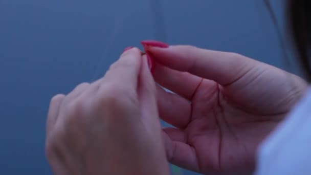 Primer plano de mujeres hermosas manos preparando cebo de pesca
 - Metraje, vídeo