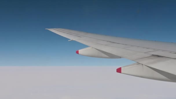 4k Skrzydło samolotu z okna z ładnym niebieskim niebem - Materiał filmowy, wideo