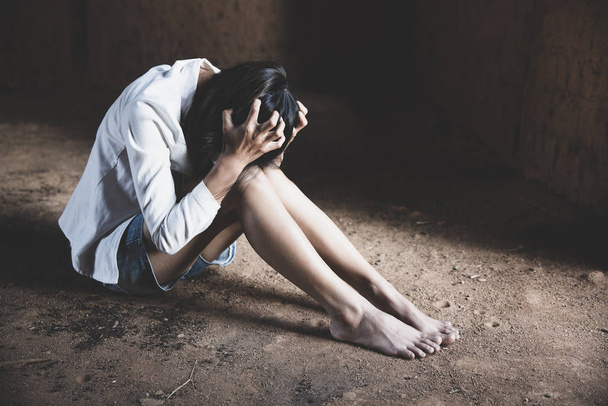 Νεαρή γυναίκα που πάσχει από μια σοβαρή κατάθλιψη, εγχώρια - Φωτογραφία, εικόνα