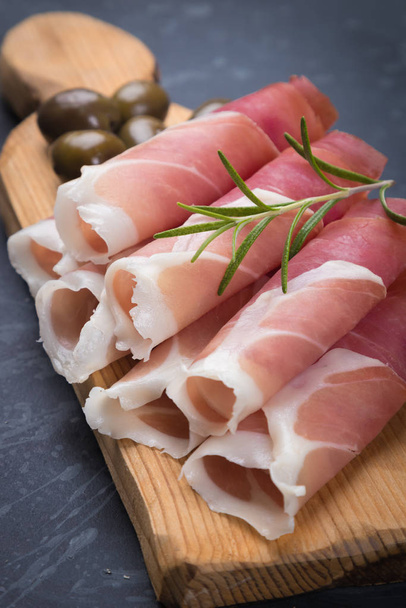 Slices of cured prosciutto ham - Foto, immagini