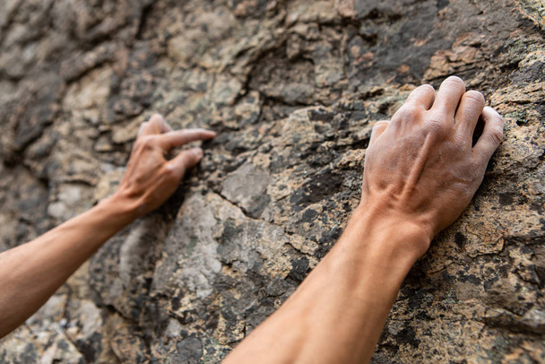 Χέρια ενός παραδοσιακού ορειβάτη - Φωτογραφία, εικόνα