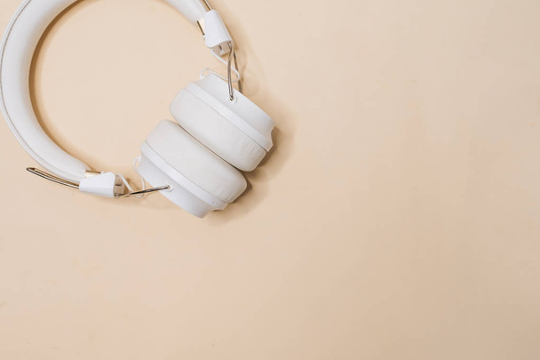 Auriculares modernos blancos, escuchar música
 - Foto, imagen