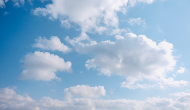 Mavi gökyüzü ve beyaz bulutlar - Fotoğraf, Görsel