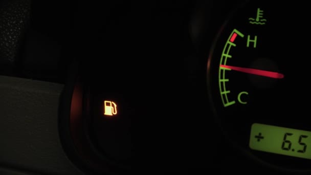 Zbliżenie samochodowy deska rozdzielcza benzyna, wskaźnik paliwa. Niski poziom paliwa. Wskaźnik rezerwy paliwa. Zamknij licznik paliwa. 4k wideo. - Materiał filmowy, wideo