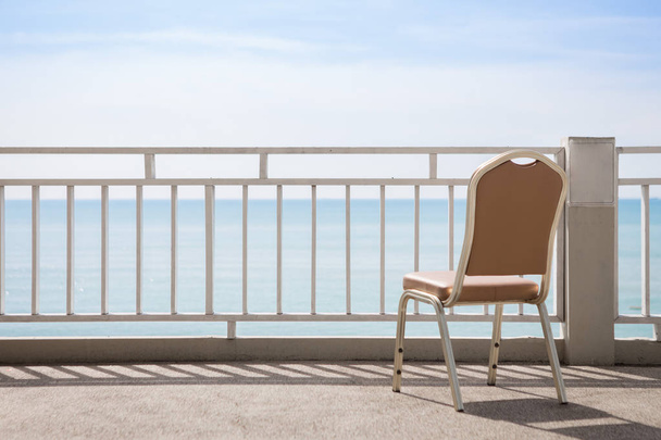 Terasz szék az égen és a tengeri háttér - Fotó, kép