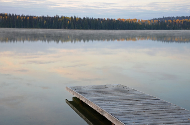 Muelle en el lago brumoso de la mañana
 - Foto, imagen