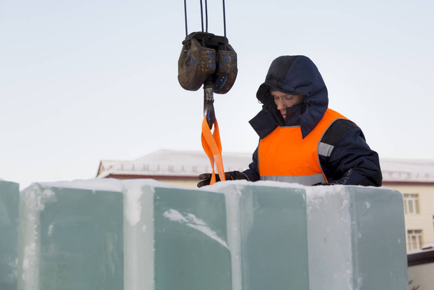 Porträt eines Installateurs beim Entladen von Eisblöcken - Foto, Bild