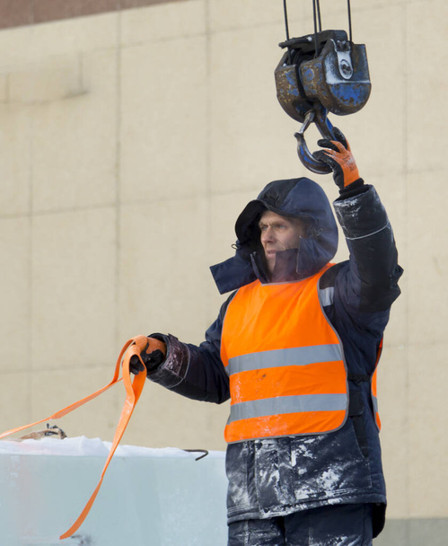 Porträt eines Installateurs beim Entladen von Eisblöcken - Foto, Bild
