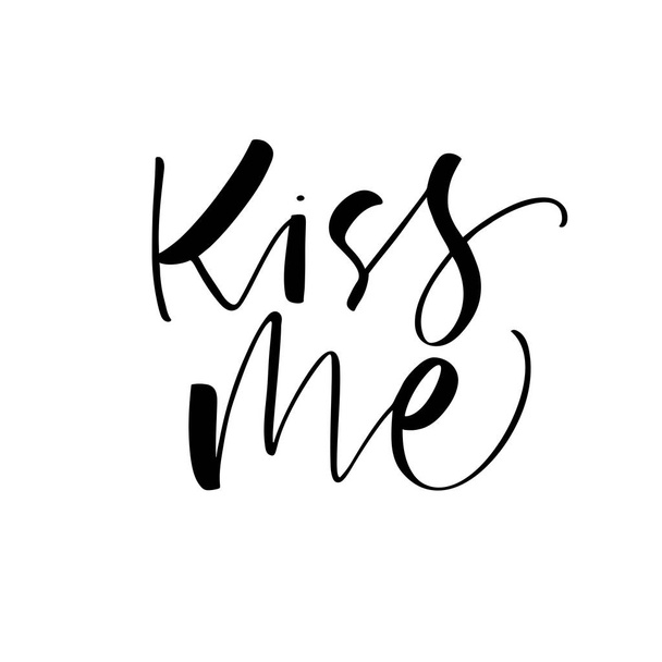 Kiss me modern brush calligraphy card. - Вектор,изображение