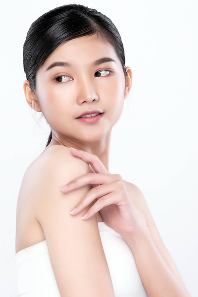 Portrét krásná mladá asijská žena čisté svěží holé kůže koncept. Asijské dívka krása tvář péče o pleť a zdraví wellness, ošetření obličeje, perfektní pleť, přírodní make-up, na bílém pozadí. - Fotografie, Obrázek